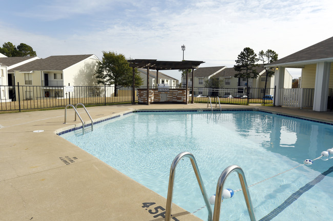 Towne Oaks Apartments in Little Rock, AR - Foto de edificio - Building Photo