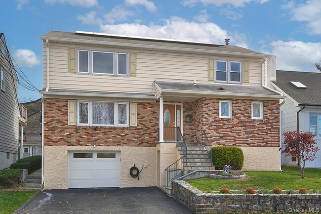 222 Gainsborg Ave E in Harrison, NY - Building Photo - Building Photo