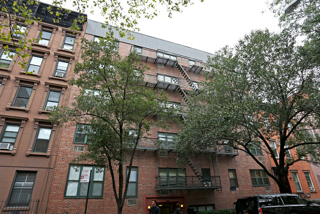 320 W 19th St in New York, NY - Building Photo - Building Photo