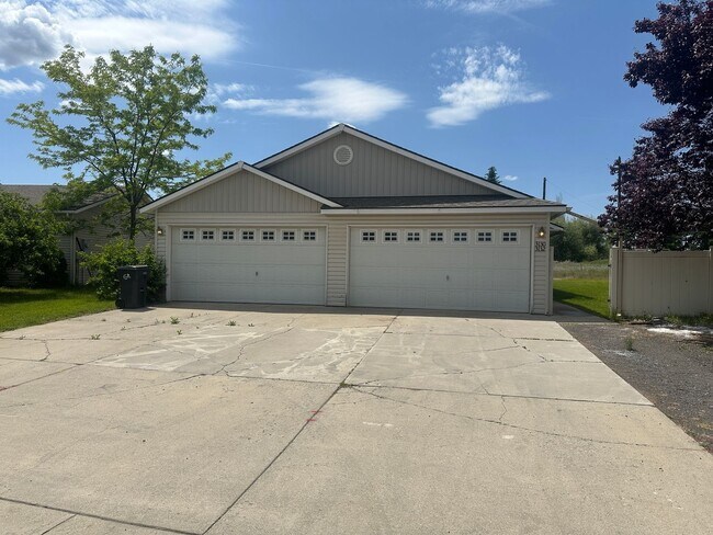 3130 Meadow Glen Ln in Cheney, WA - Building Photo - Building Photo