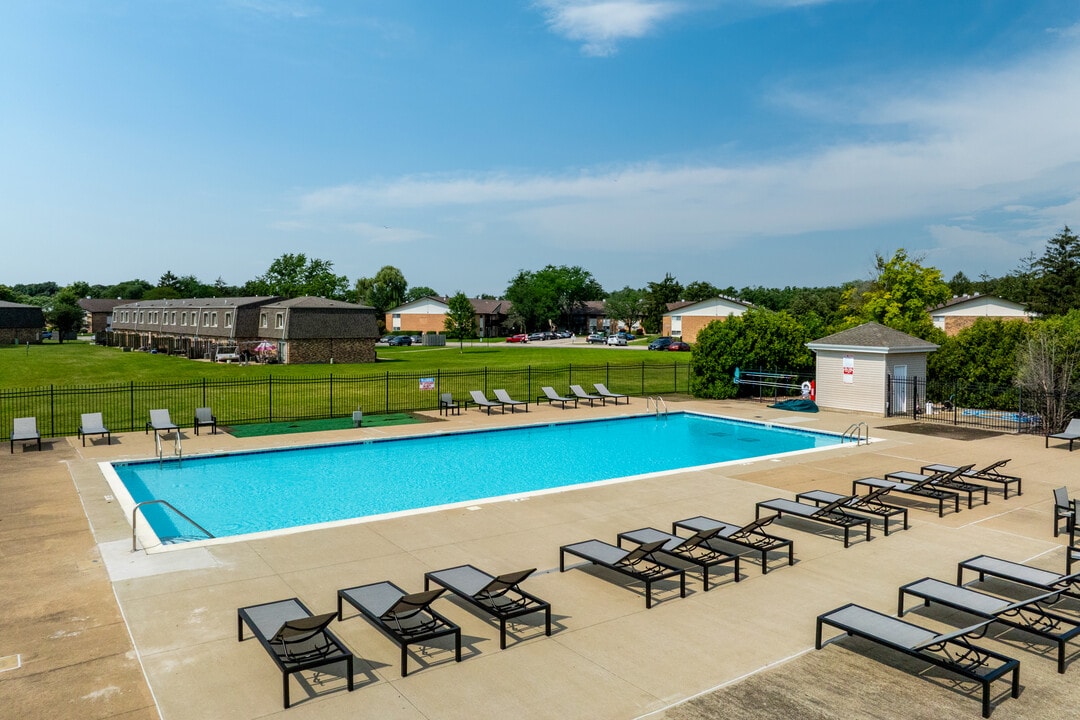 Acclaim at Hinsdale Lake in Willowbrook, IL - Foto de edificio