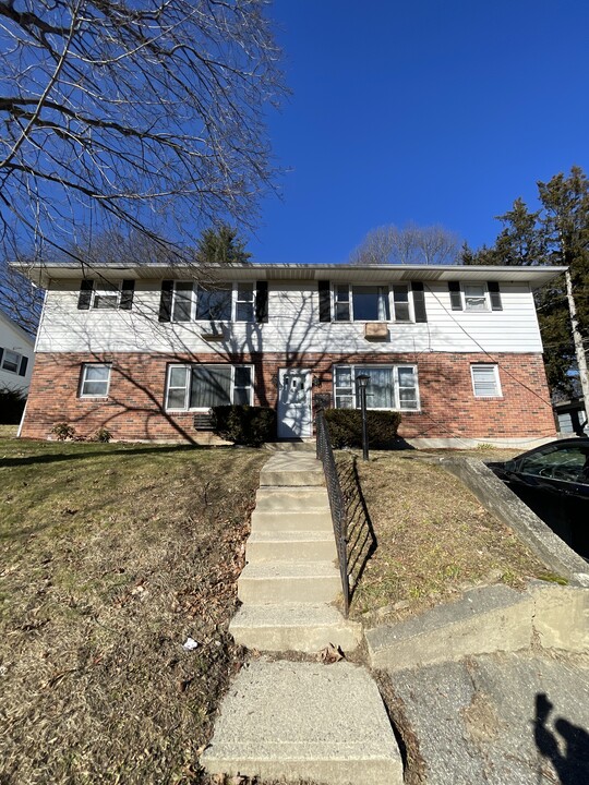 68 Kaynor Dr, Unit 2 in Waterbury, CT - Foto de edificio