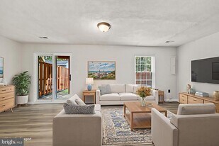 306 Kings Crest Dr in Stafford, VA - Building Photo