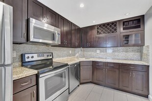 200 W Camino Real in Boca Raton, FL - Building Photo