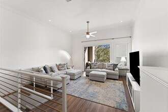 625 Tropical Breeze Wy in Tampa, FL - Foto de edificio - Building Photo