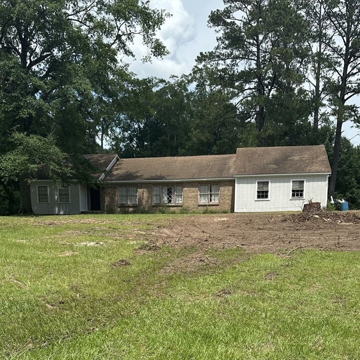 1040 Fort Dale Rd in Greenville, AL - Building Photo