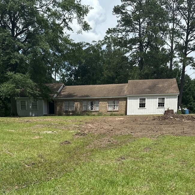 property at 1040 Fort Dale Rd
