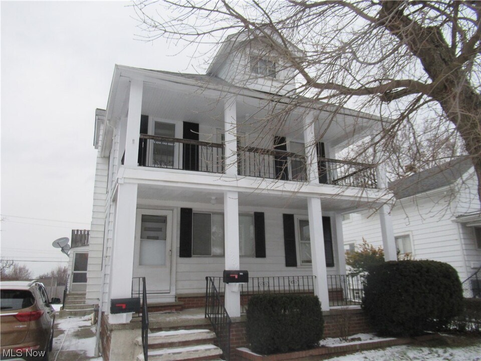 2506 Fortune Ave, Unit Top in Parma, OH - Building Photo