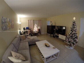 2424 SE 17th St-Unit -110B in Fort Lauderdale, FL - Building Photo - Building Photo
