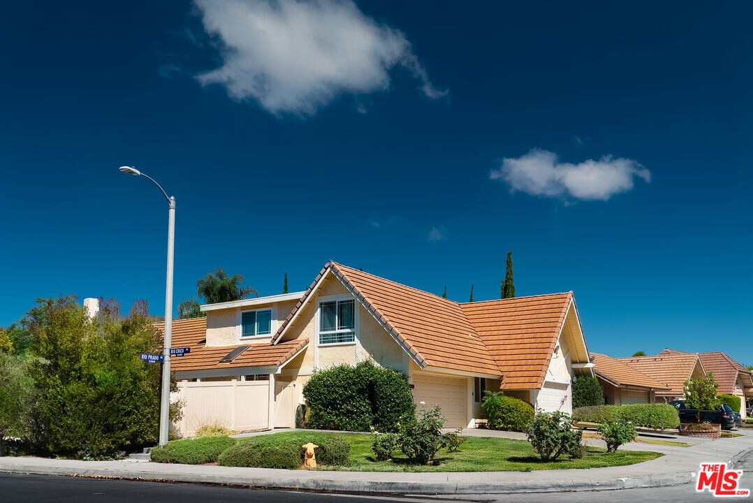 27003 Rio Prado Dr in Santa Clarita, CA - Building Photo