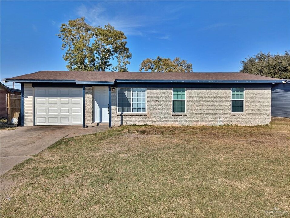 1013 W Sprague St in Edinburg, TX - Building Photo