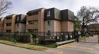 8421 Hearth Dr in Houston, TX - Building Photo