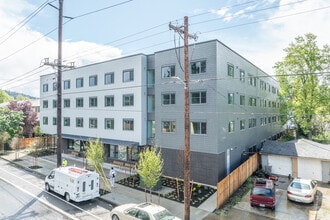 Powellhurst Place in Portland, OR - Building Photo - Building Photo