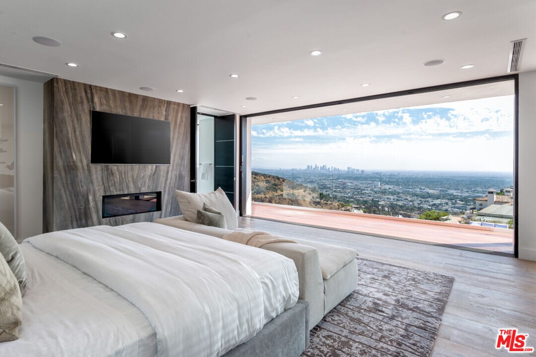 2110 Hercules Dr in Los Angeles, CA - Building Photo