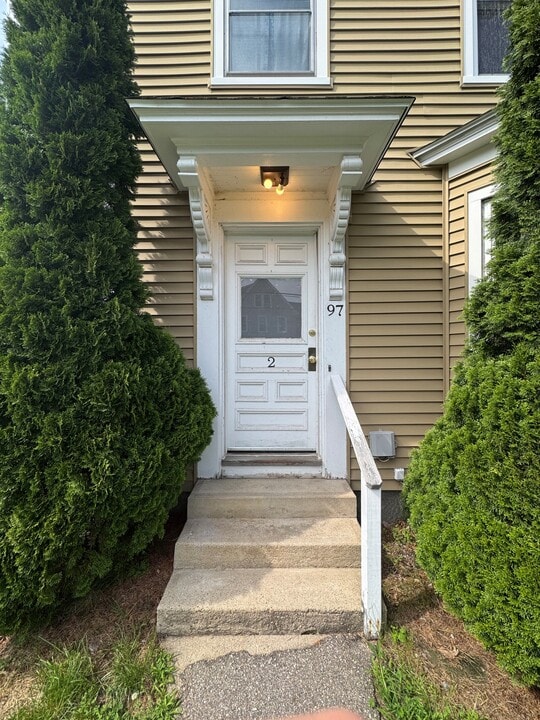 97 Knight St, Unit 2 in Milford, NH - Foto de edificio