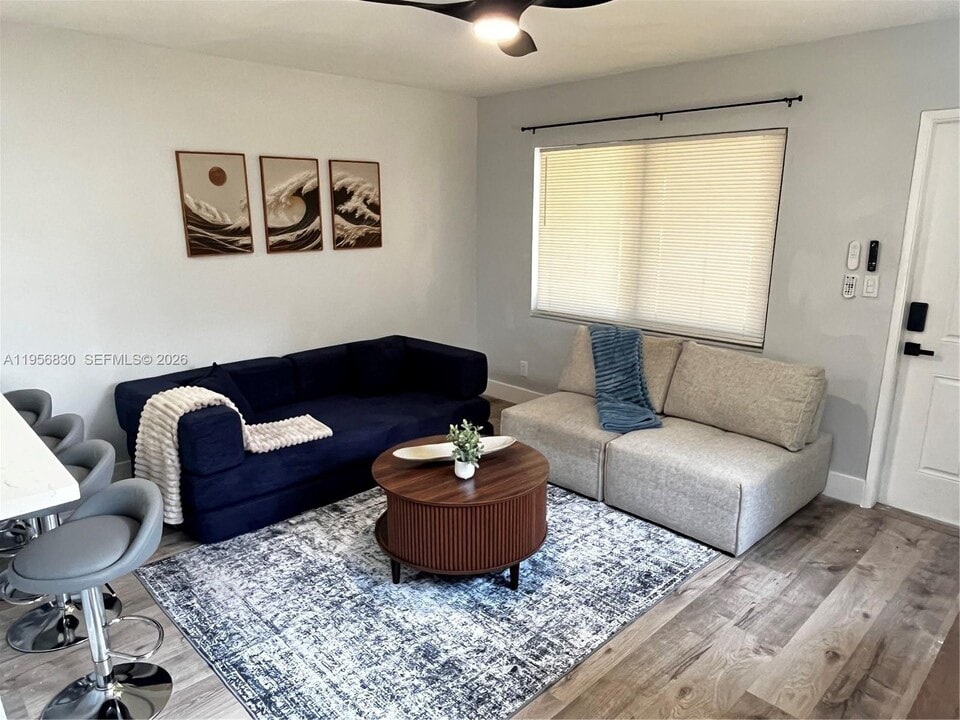 883 NE 39th St-Unit -885 in Oakland Park, FL - Building Photo