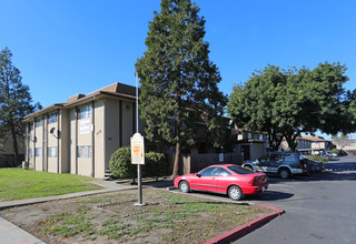 Holiday Manor Apartments in Hayward, CA - Building Photo - Building Photo