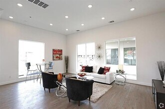 5002 San Jacinto St in Dallas, TX - Building Photo - Building Photo