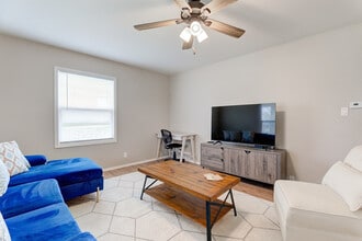 2421 Saratoga Rd in Waukesha, WI - Building Photo - Building Photo