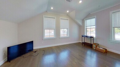 81 Linden St, Unit 3 in Boston, MA - Foto de edificio - Building Photo