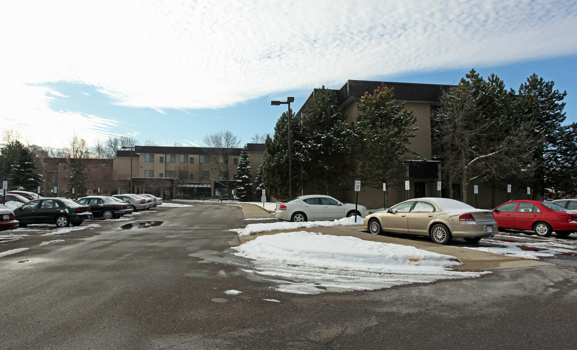 Madison Manor - Senior Apartments in Madison Heights, MI - Building Photo