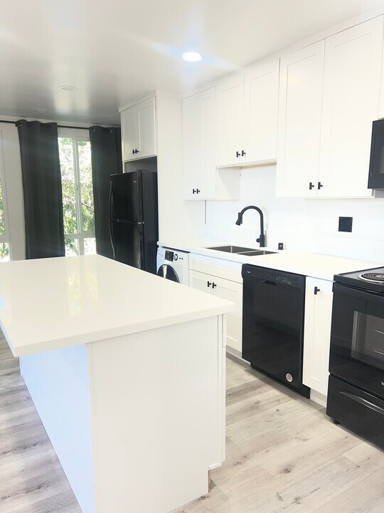 2320 S Robertson Blvd, Unit 202 in Los Angeles, CA - Building Photo