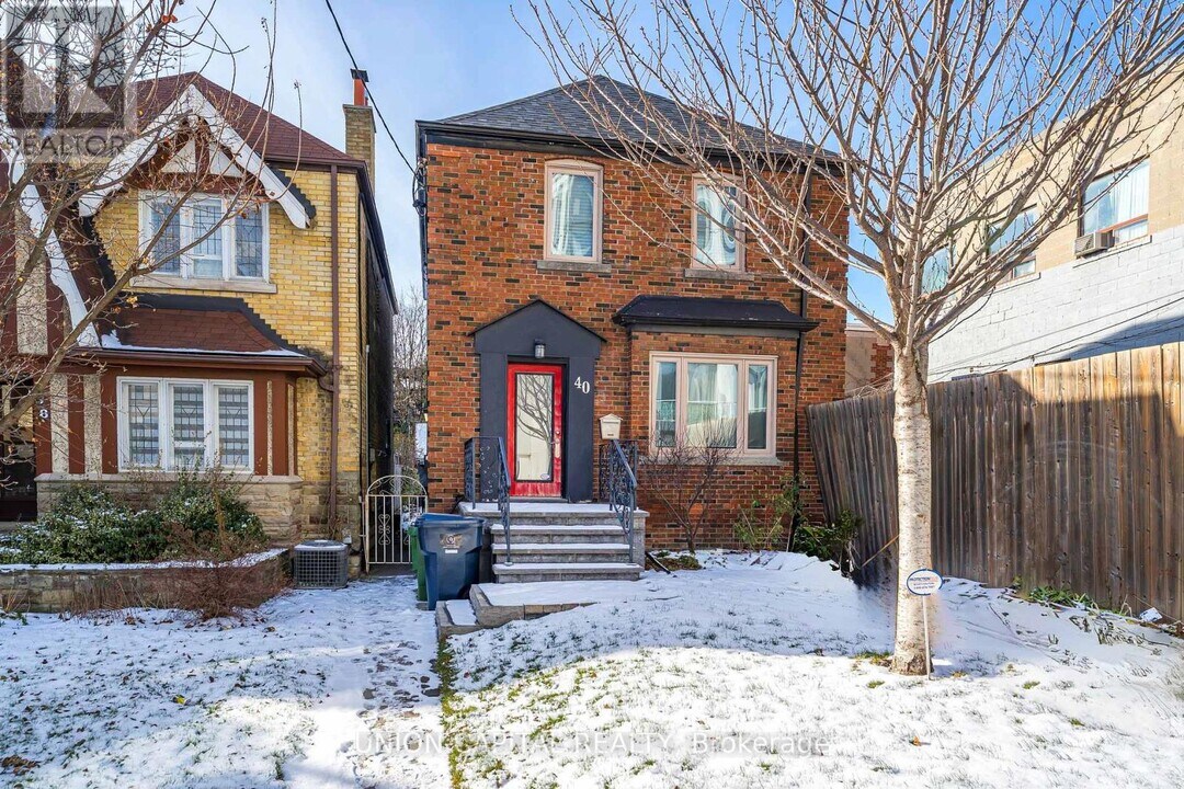 40 Peveril Hill N in Toronto, ON - Building Photo