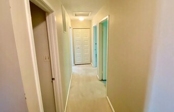 8113 Inverness Ridge Rd in Potomac, MD - Foto de edificio - Building Photo