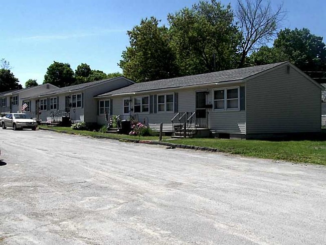 6 McNally Terrace, Unit 6 in Newport, ME - Building Photo - Building Photo