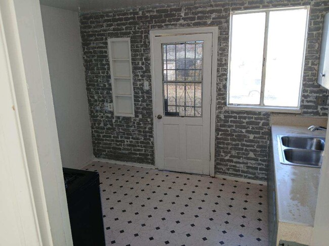 300 Maxine Ave, Unit 300 in Barstow, CA - Building Photo - Building Photo