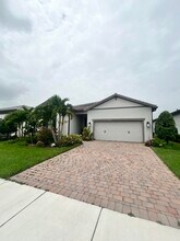 655 S E Boboli Way in Port St. Lucie, FL - Building Photo - Building Photo
