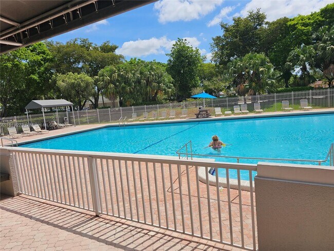 1470 NW 113th Ave in Pembroke Pines, FL - Building Photo - Building Photo