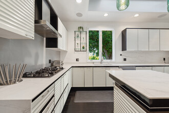 2029 Mount Olympus Dr in Los Angeles, CA - Building Photo - Building Photo