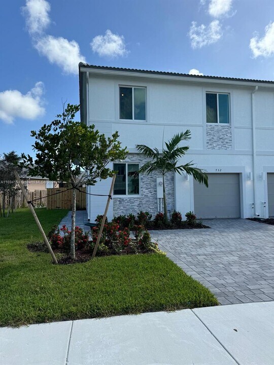 732 SE 13th St Cir in Homestead, FL - Building Photo