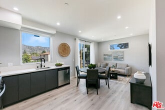 15106 Roxford St in Los Angeles, CA - Foto de edificio - Building Photo