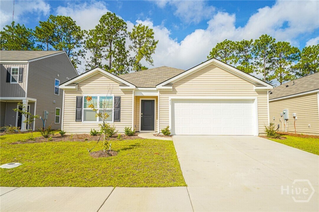 433 Coconut Dr in Bloomingdale, GA - Foto de edificio