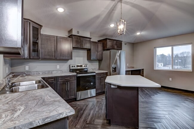 1000 N Hillcrest Pkwy in Altoona, WI - Building Photo - Building Photo