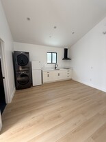 111 E 60th St in Long Beach, CA - Building Photo