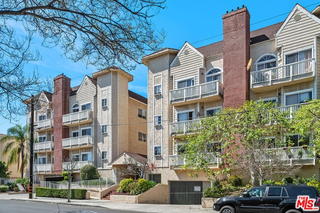 property at 5135 Zelzah Ave