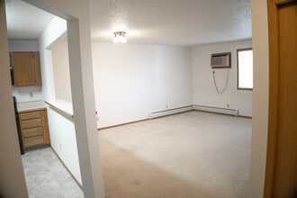 College Park Apartments in Bismarck, ND - Building Photo - Building Photo