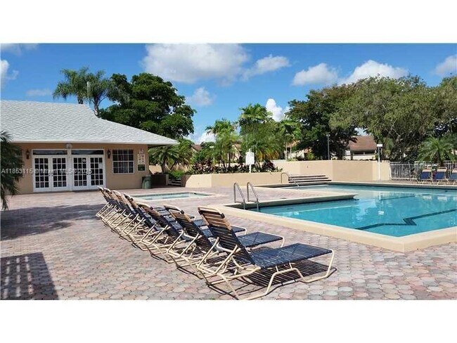 2091 NW 96th Ter, Unit 13M in Pembroke Pines, FL - Building Photo - Building Photo