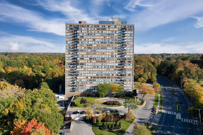 Lake Park Tower in East Cleveland, OH - Foto de edificio - Building Photo