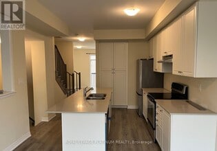 185 Bedrock Dr in Hamilton, ON - Building Photo - Building Photo