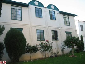 127 N Clark Dr in Beverly Hills, CA - Building Photo