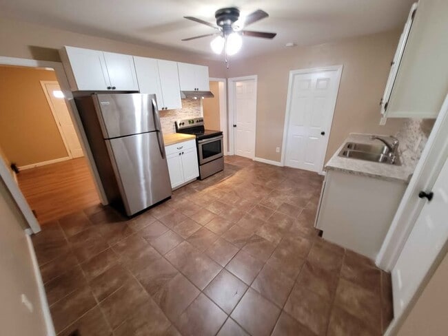 391 Putnam Pike, Unit C in Killingly, CT - Foto de edificio - Building Photo