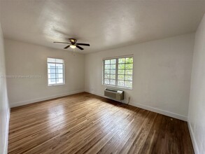 827 16th St-Unit -10 in Miami Beach, FL - Building Photo - Building Photo
