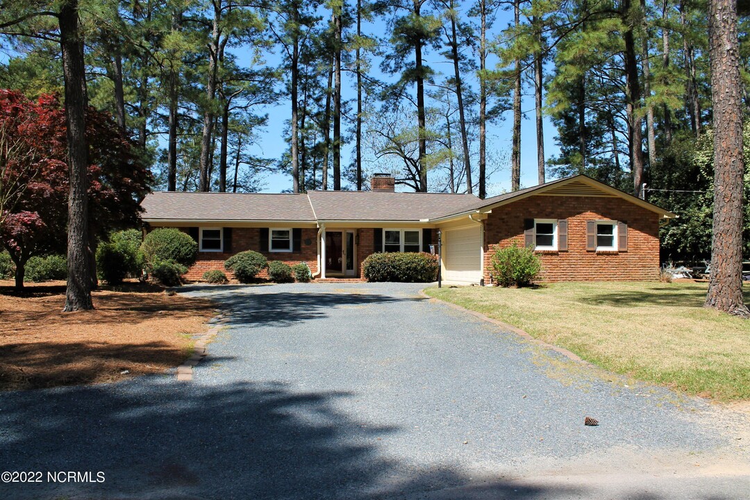87 Lakeview Dr in Whispering Pines, NC - Building Photo
