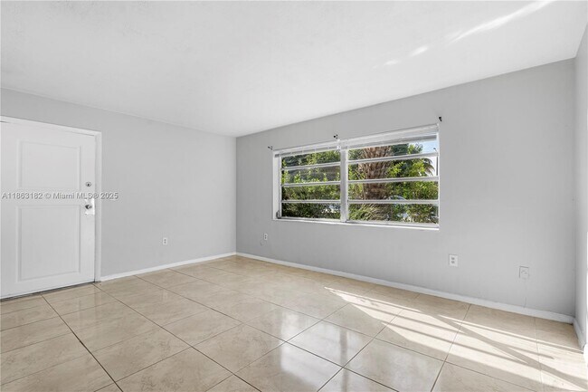 2040 NE 170th St in North Miami Beach, FL - Building Photo - Building Photo
