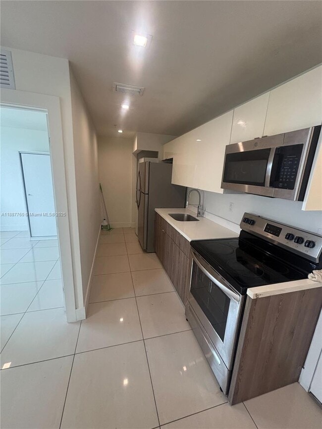 829 SW 18th Ave in Miami, FL - Building Photo - Building Photo