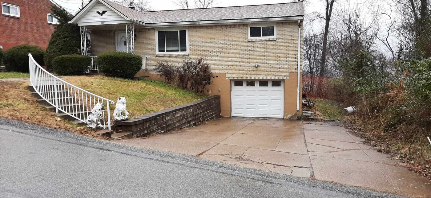 725 4th St in North Versailles, PA - Foto de edificio
